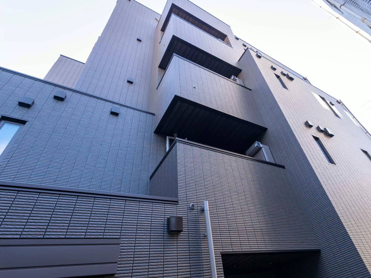 I-AREAシリーズ・施工例15（共同住宅） - 外観は明るめのブラウンで優しく存在感を演出