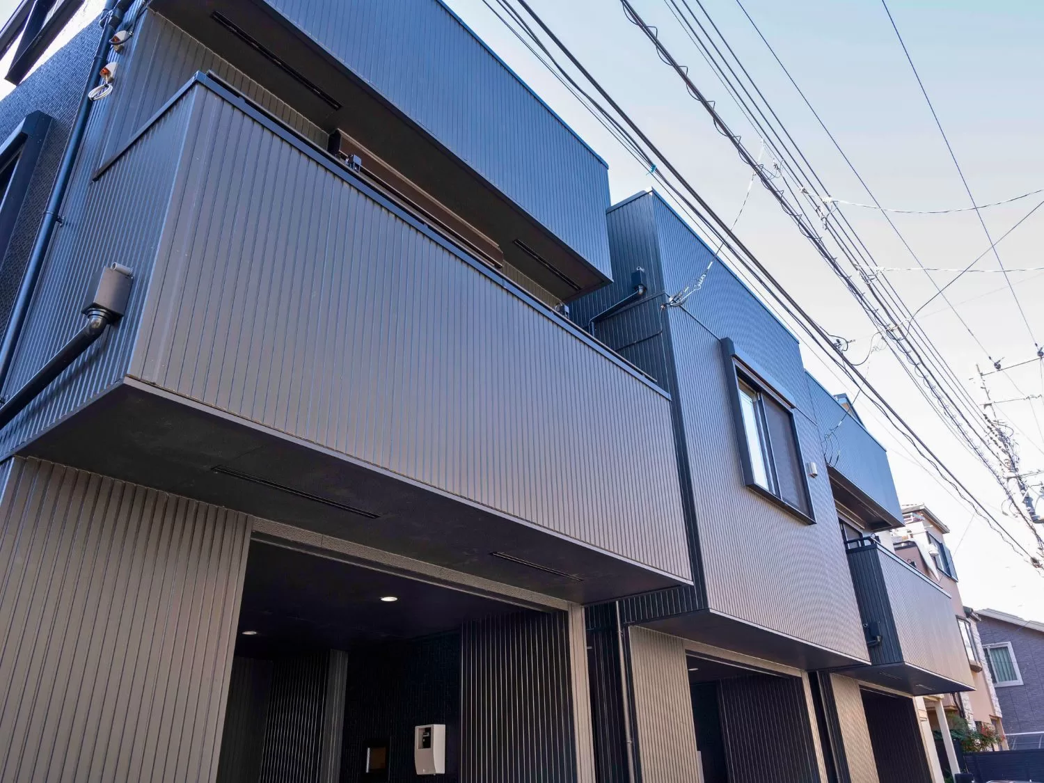 I-AREAシリーズ・施工例16（戸建住宅） - 黒の落ち着いた色調の外観