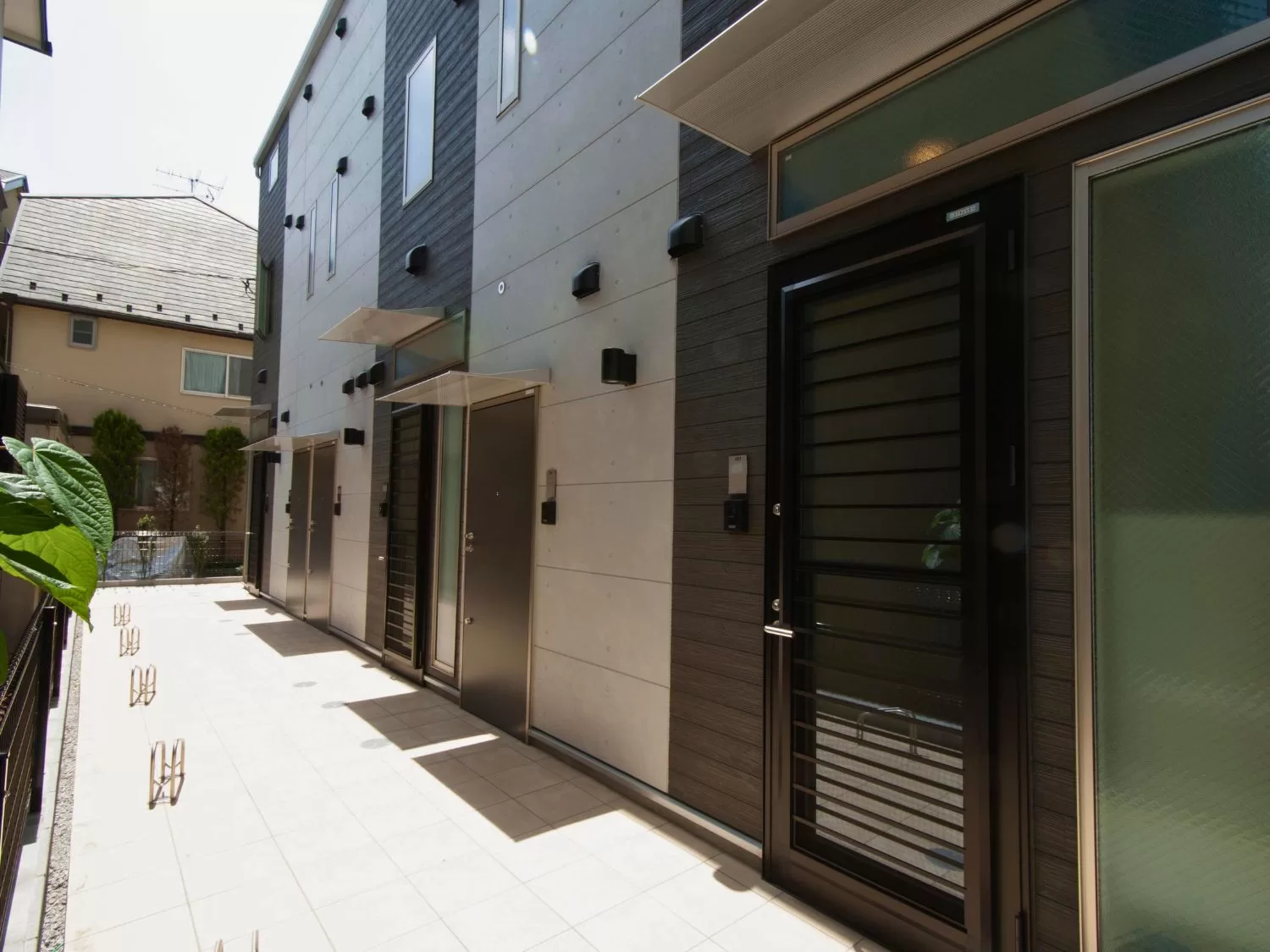 I-AREAシリーズ・施工例06（共同住宅） - 見た目も美しい石畳のエントランスの外観