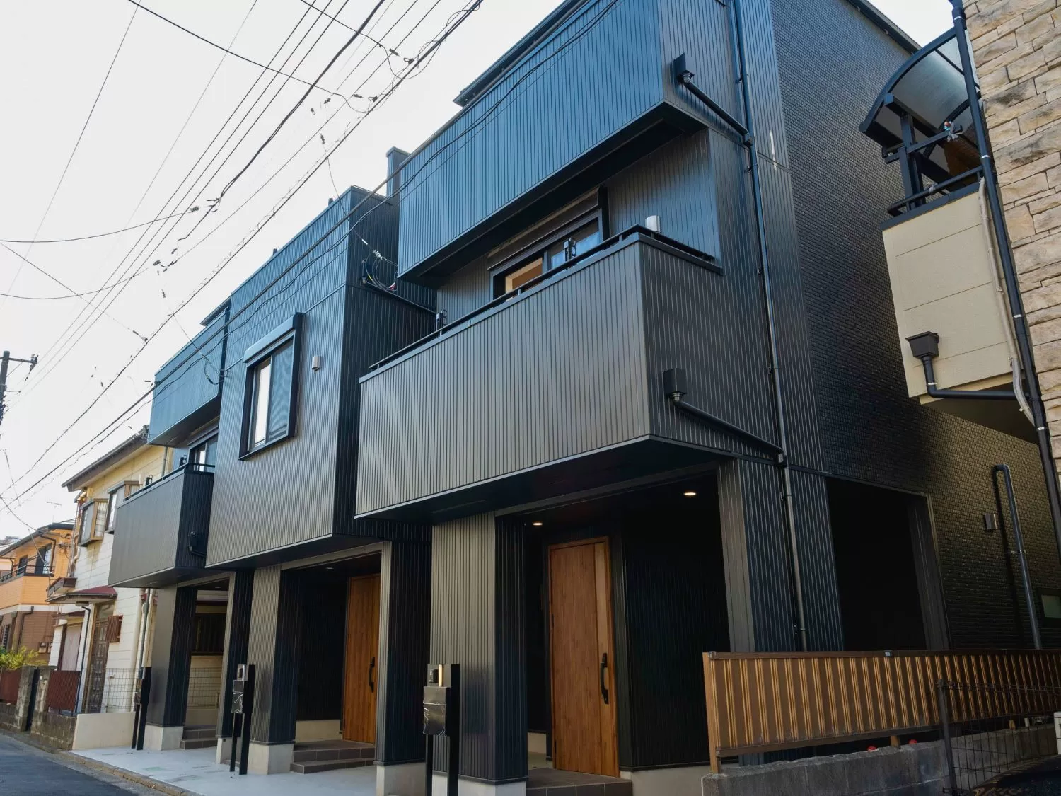 I-AREAシリーズ・施工例16（戸建住宅） - 黒の落ち着いた色調の外観