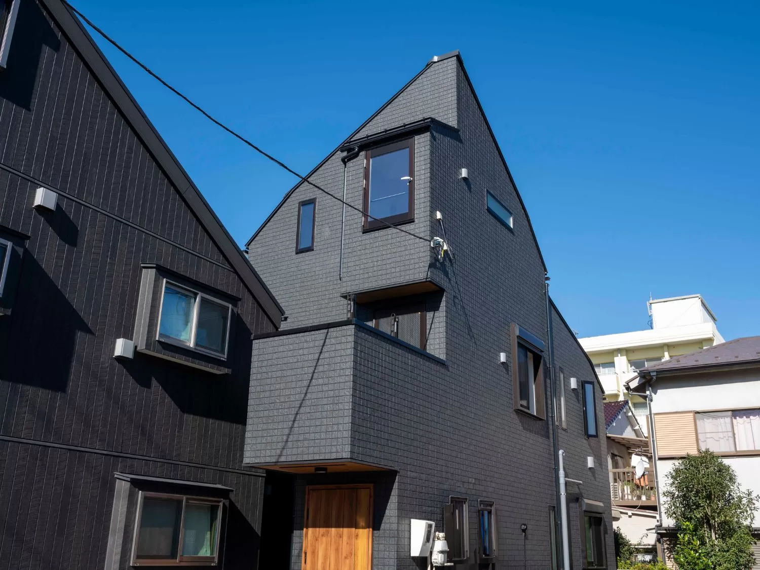I-AREAシリーズ・施工例18（戸建住宅） - 高級感のある黒を基調とした外観