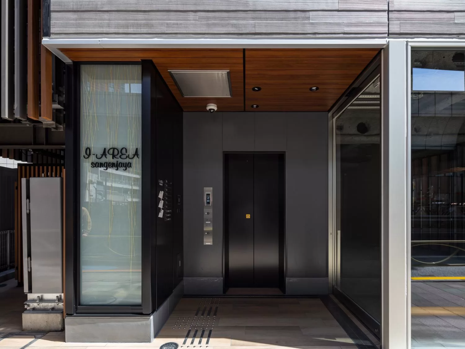 I-AREAシリーズ・施工例17（商業ビル） - 建物の印象を高めるエントランス