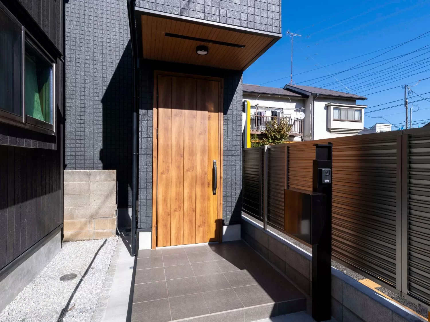 I-AREAシリーズ・施工例18（戸建住宅） - 高級感のある黒を基調とした外観
