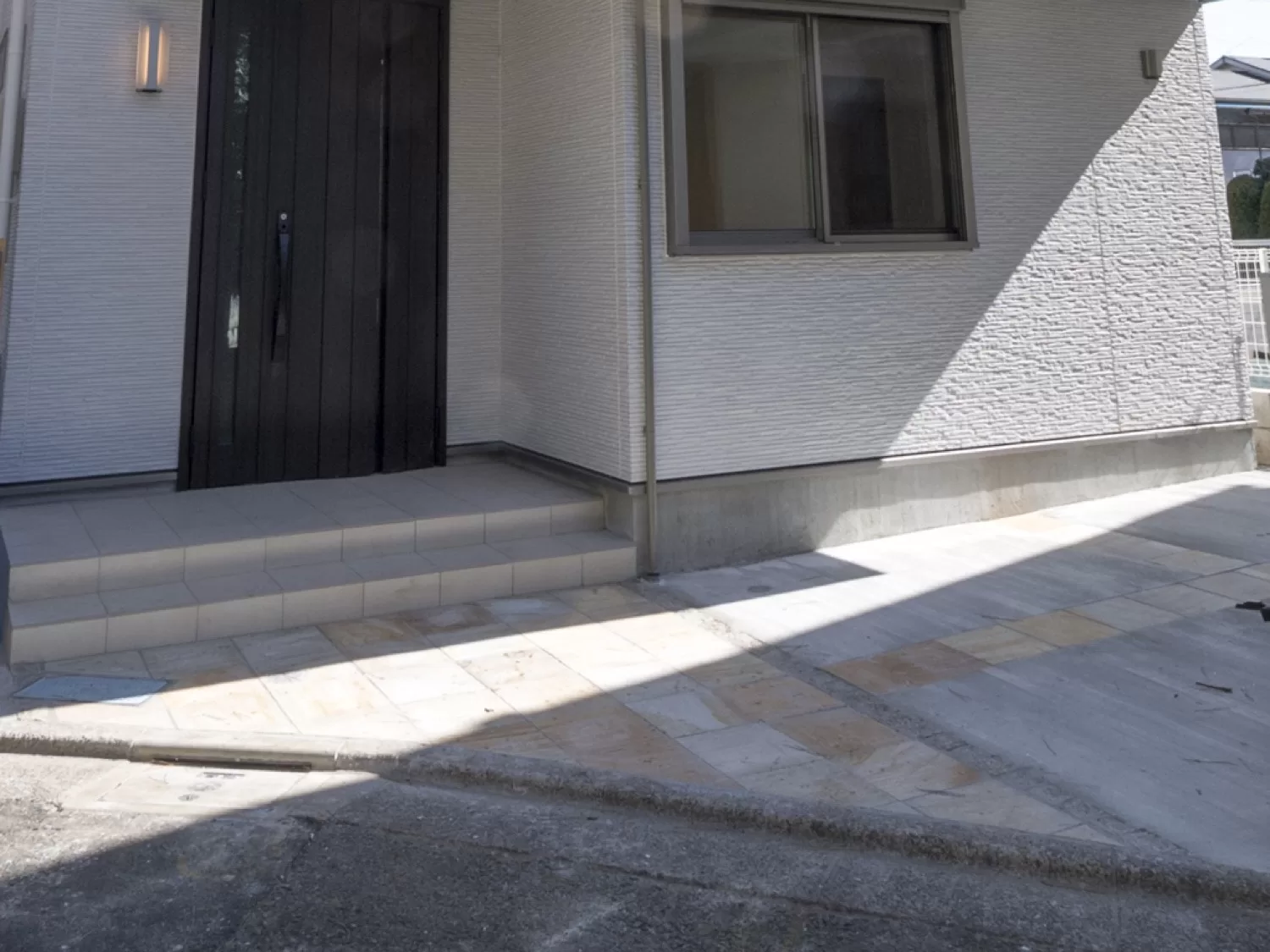 玄関と駐車場