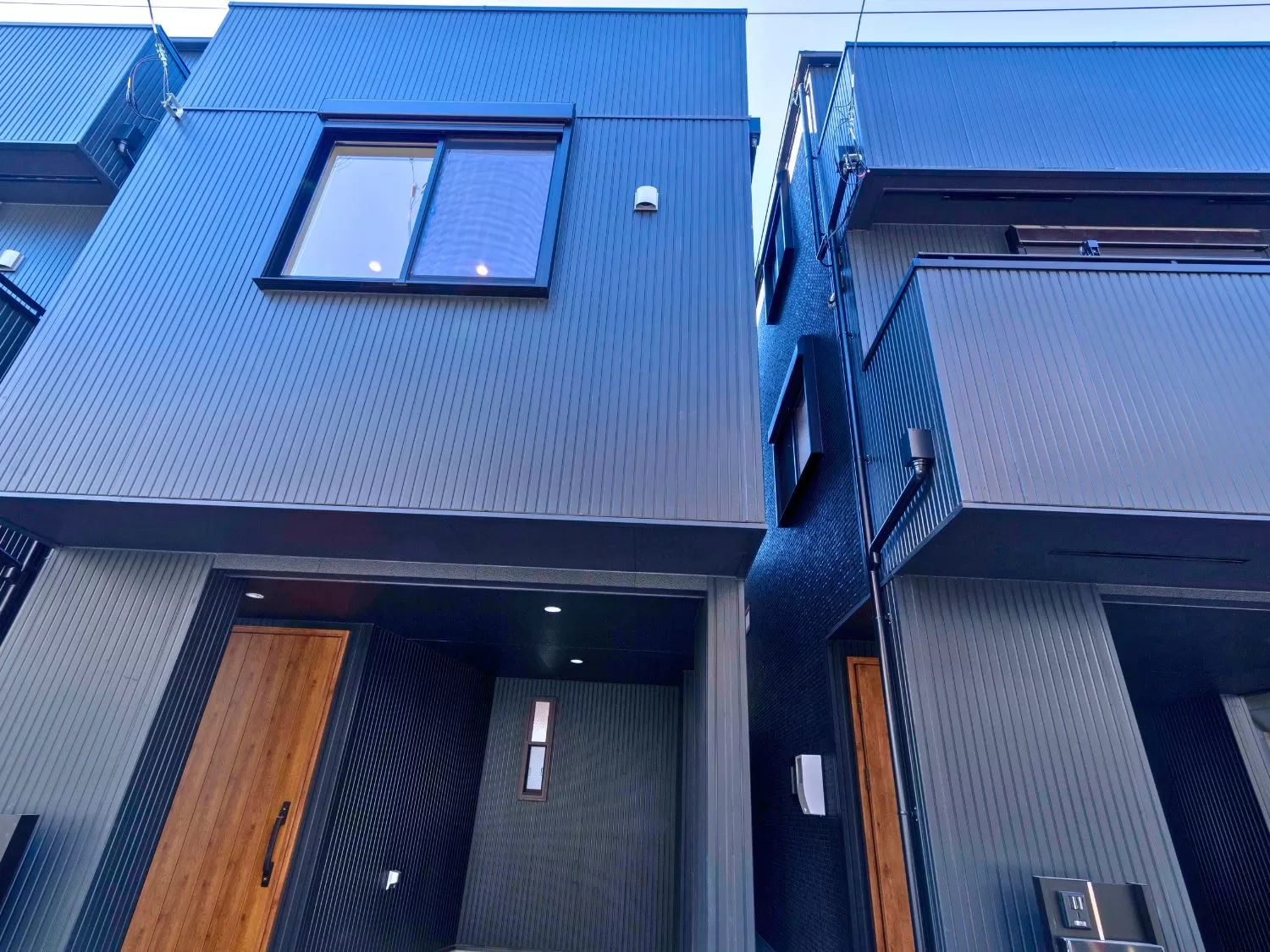 I-AREAシリーズ・施工例16（戸建住宅） - 黒の落ち着いた色調の外観