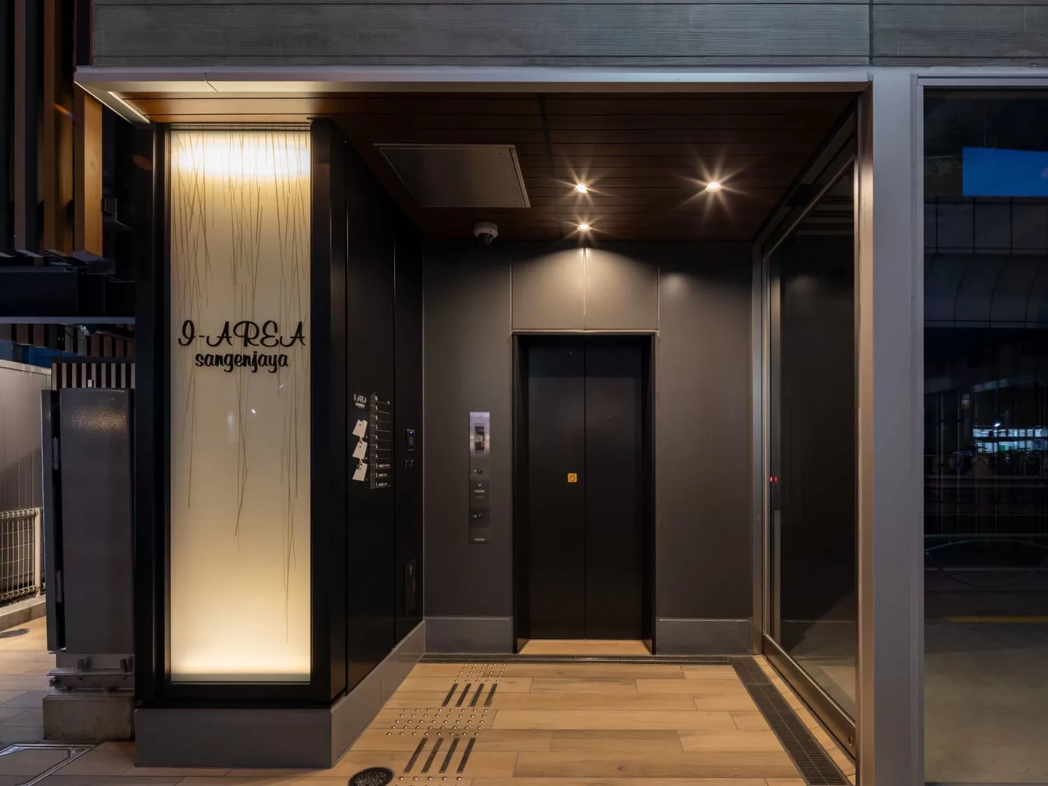 I-AREAシリーズ・施工例17（商業ビル） - 建物の印象を高めるエントランス