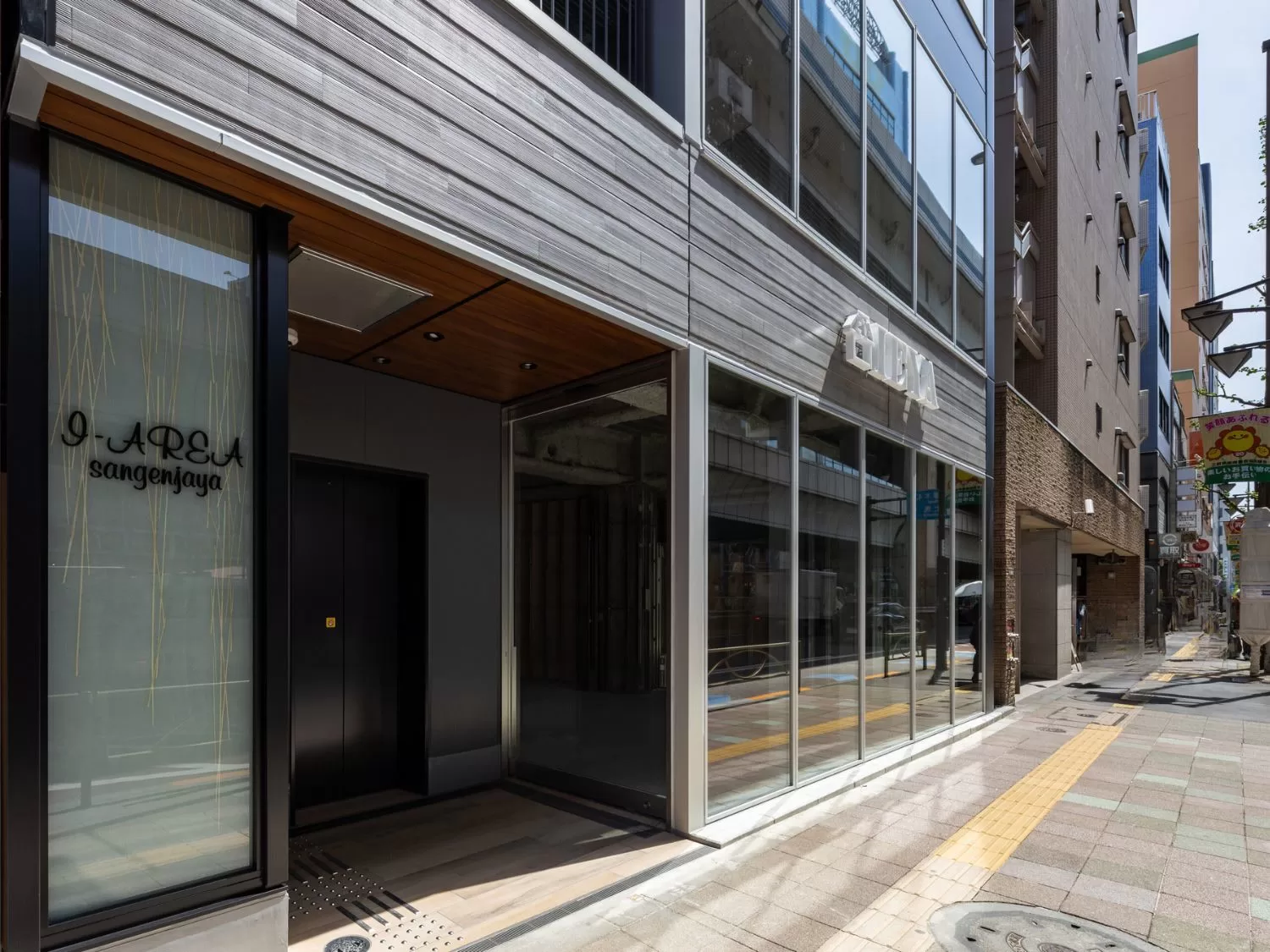 I-AREAシリーズ・施工例17（商業ビル） - 建物の印象を高めるエントランス