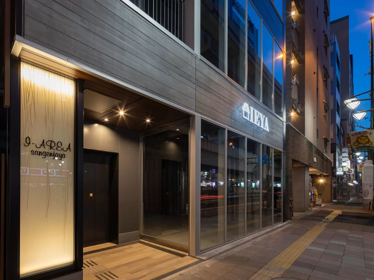 I-AREAシリーズ・施工例17（商業ビル） - 建物の印象を高めるエントランス