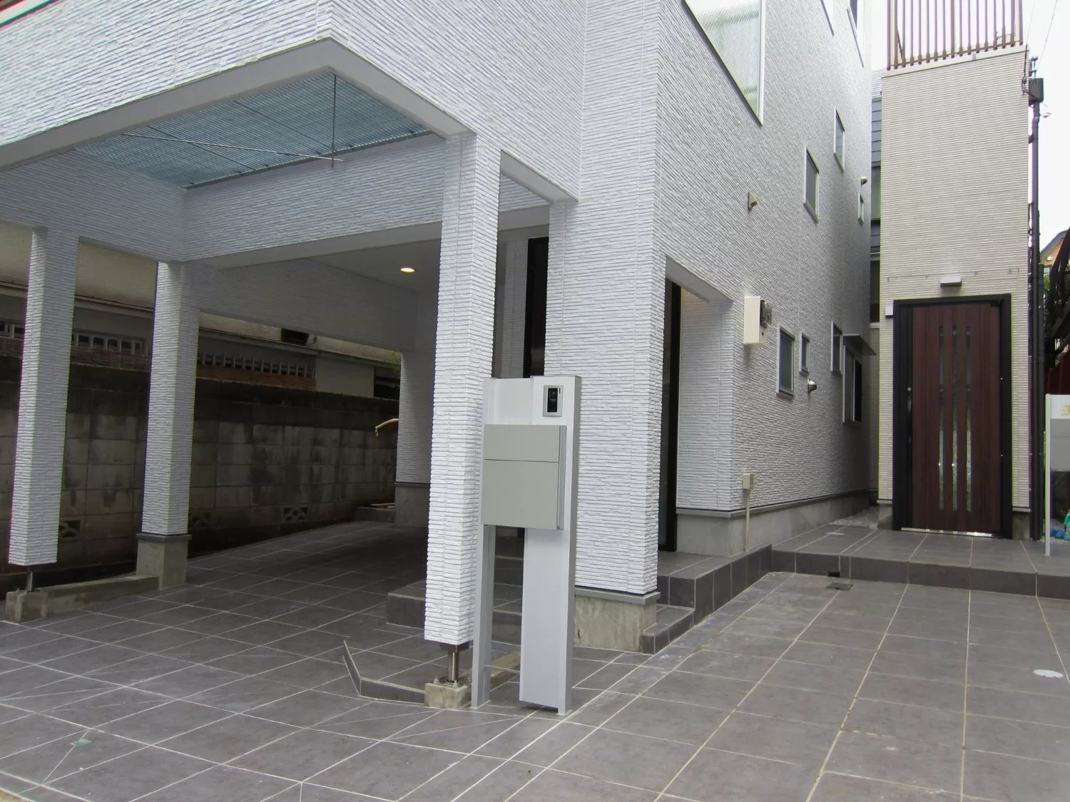 I-AREAシリーズ・施工例02（戸建住宅） - 【駐車スペースと玄関アプローチ】