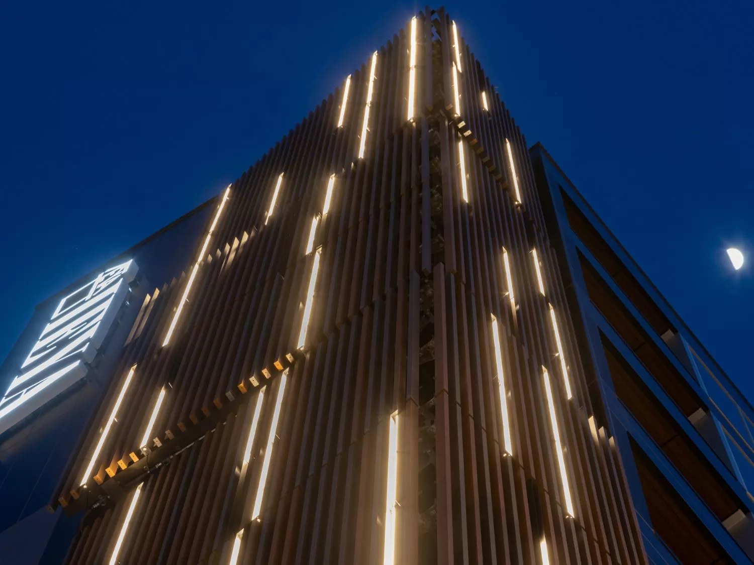 I-AREAシリーズ・施工例17（商業ビル） - 夜の街を彩るライトアップ