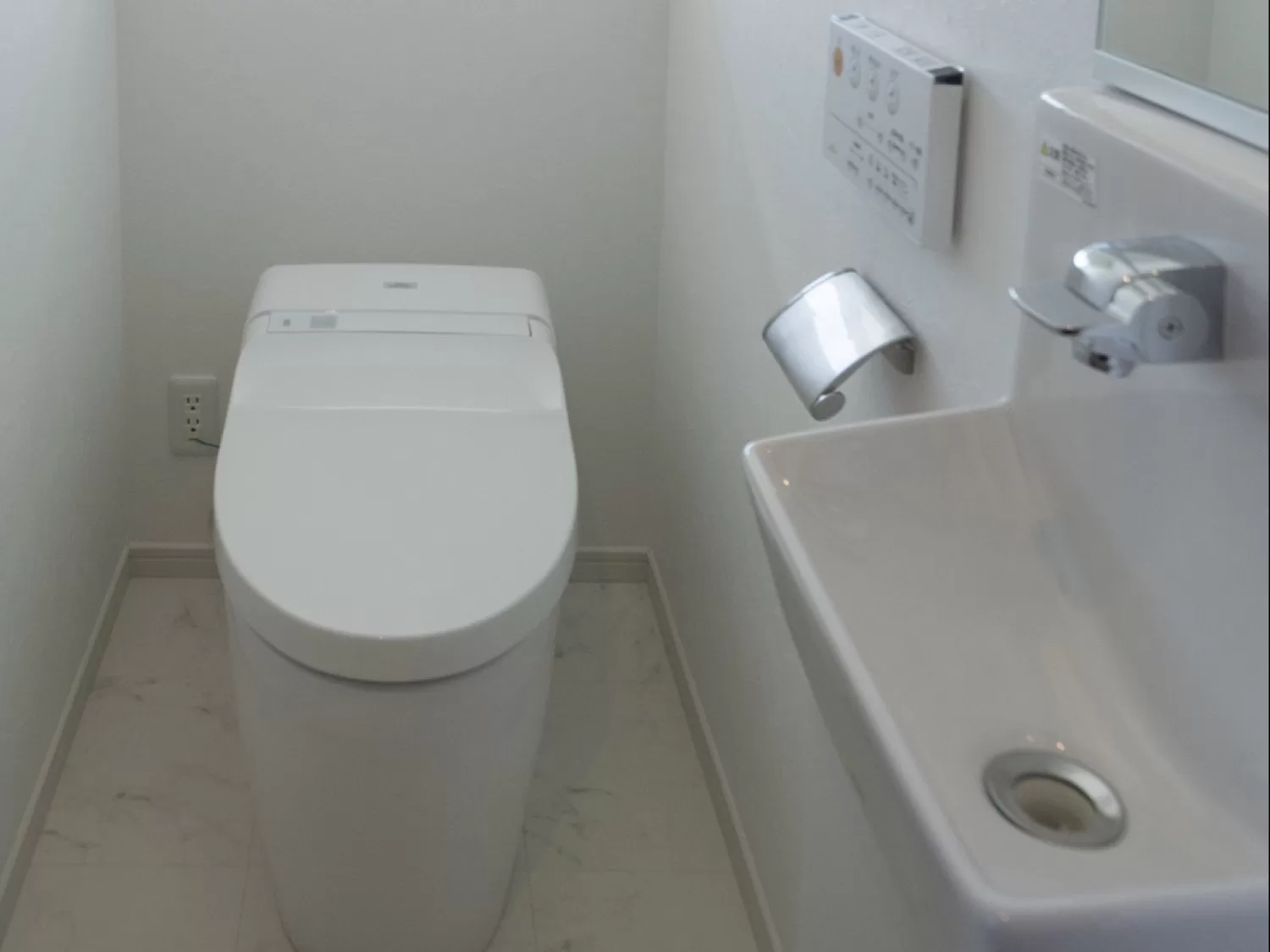 お化粧室・便座と手洗い器