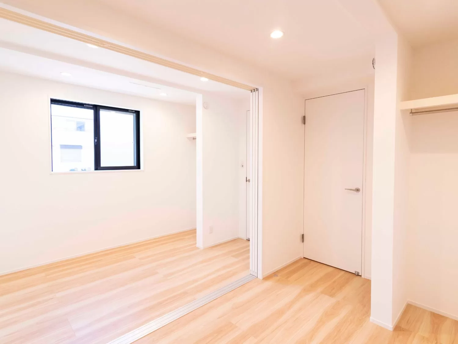 I-AREAシリーズ・施工例18（戸建住宅） - 8.2帖の1部屋としても利用可能な1階の居室