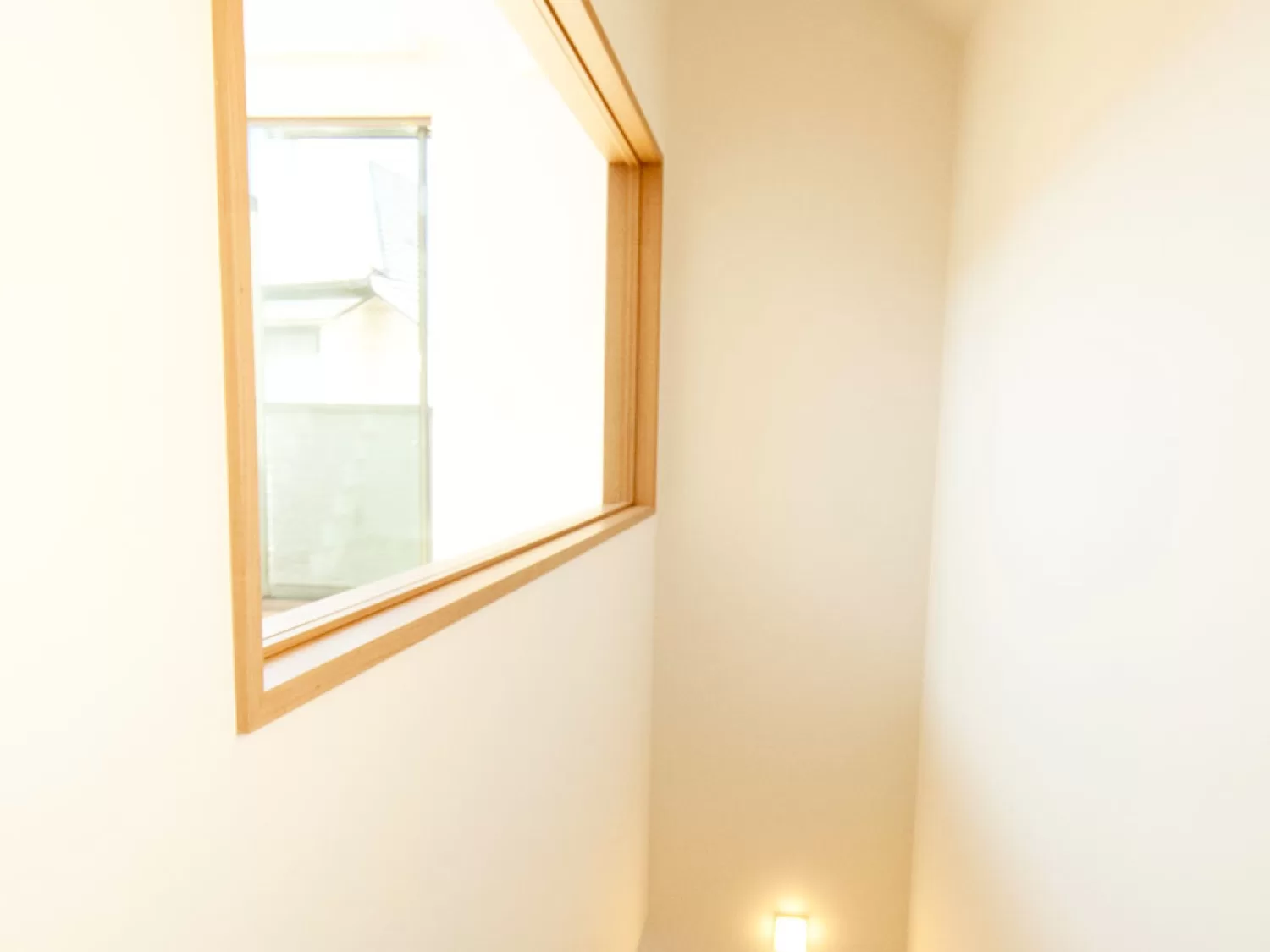 光を取り入れるためのガラスが入った壁面